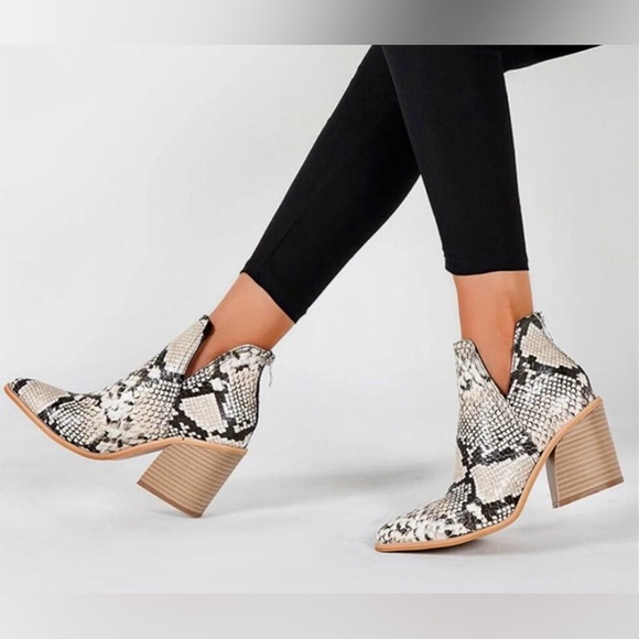 Mid heel ankle boot🐍 - Picture 3 of 9